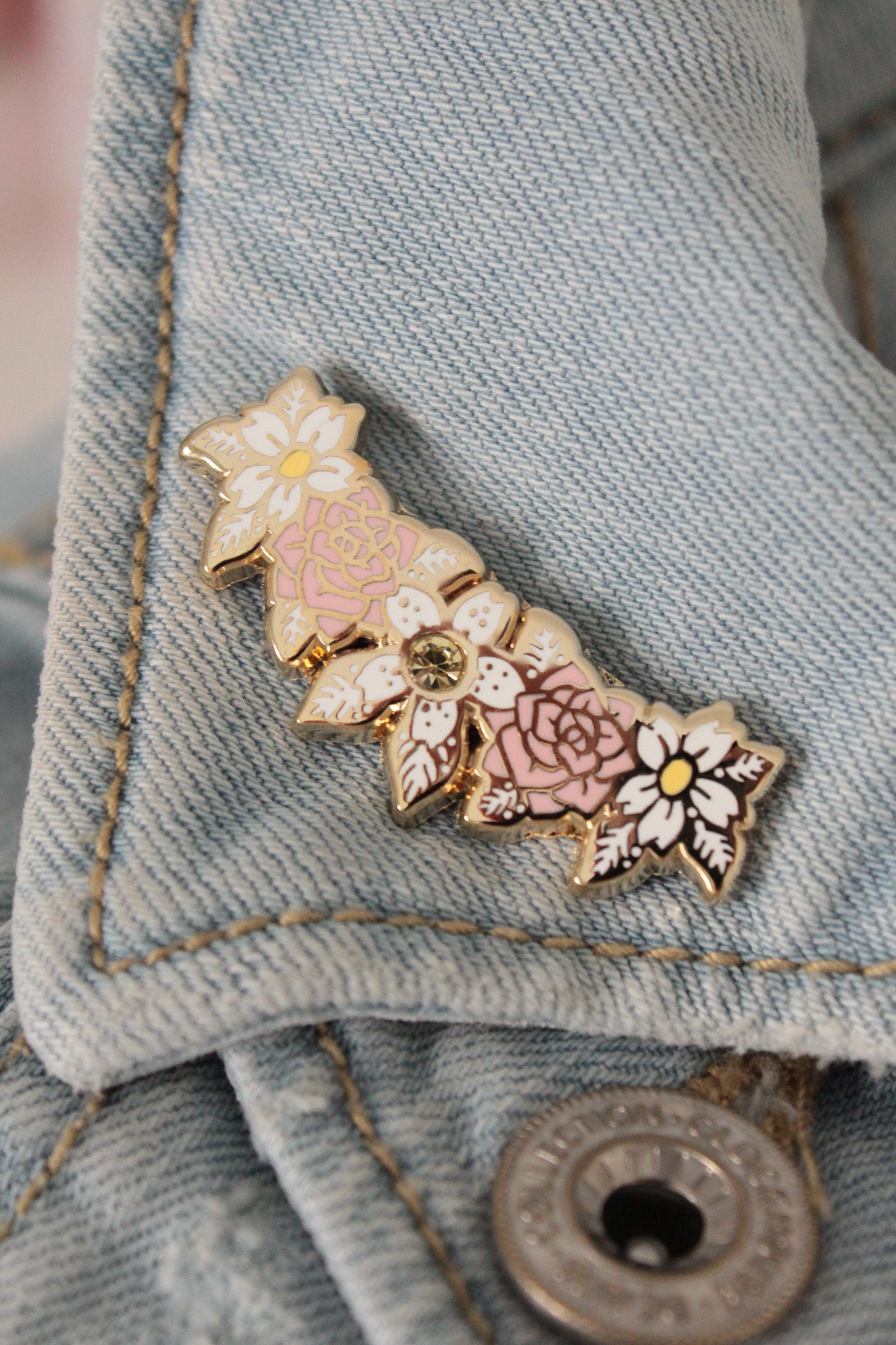 Blooming Beauty: Floral Wreath Enamel Pin - Elegant accessory for shirts, blouses, jackets and more!