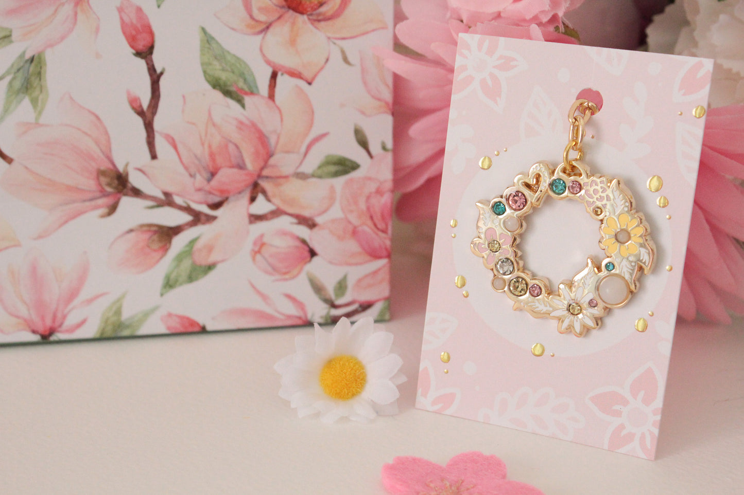 Golden Bloom: Round Floral Wreath Keychain with Rhinestones - Glamorous Nature-inspired Accessory