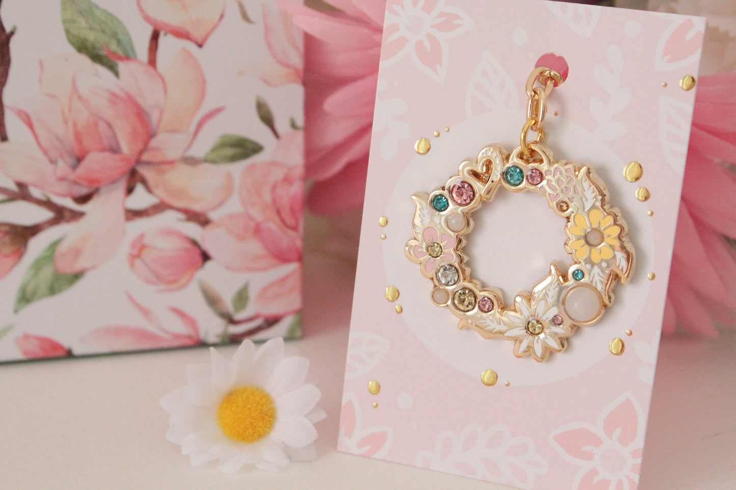 Golden Bloom: Round Floral Wreath Keychain with Rhinestones - Glamorous Nature-inspired Accessory