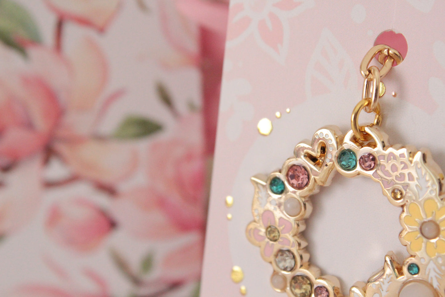 Golden Bloom: Round Floral Wreath Keychain with Rhinestones - Glamorous Nature-inspired Accessory