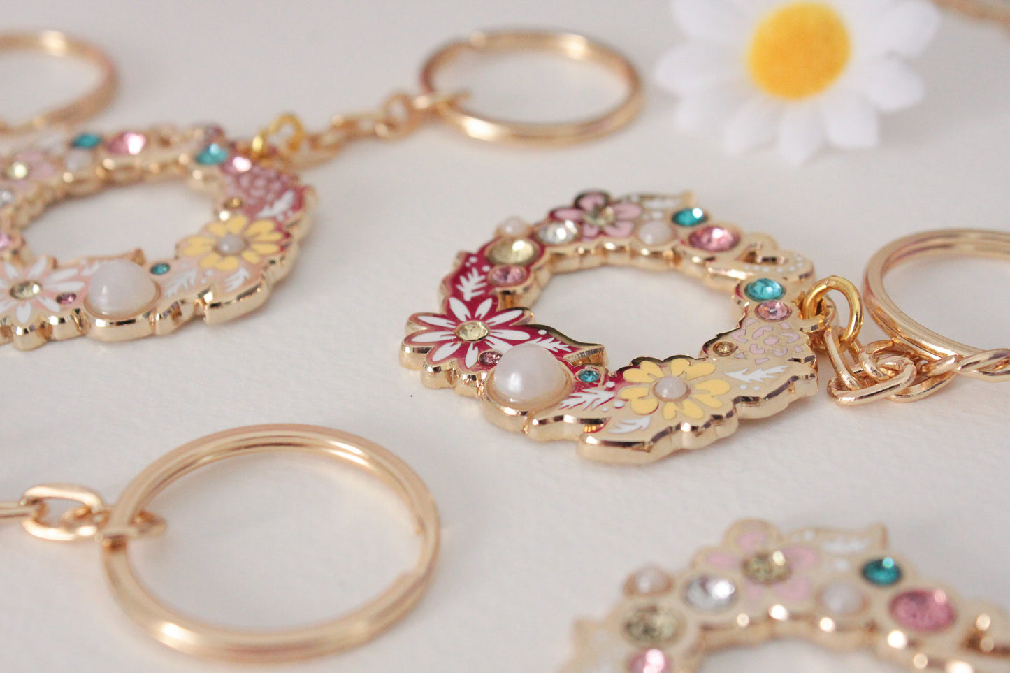 Golden Bloom: Round Floral Wreath Keychain with Rhinestones - Glamorous Nature-inspired Accessory