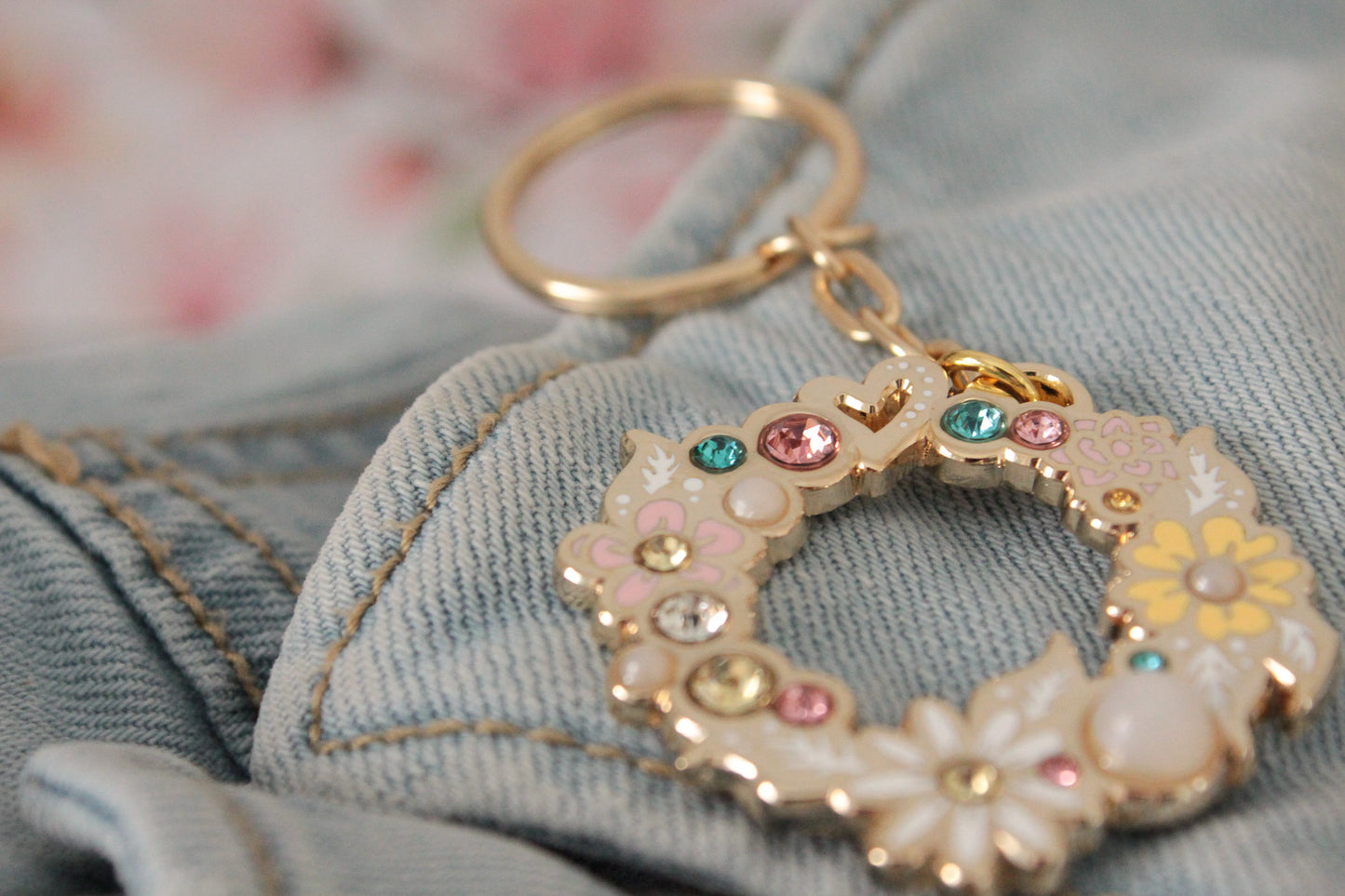 Golden Bloom: Round Floral Wreath Keychain with Rhinestones - Glamorous Nature-inspired Accessory