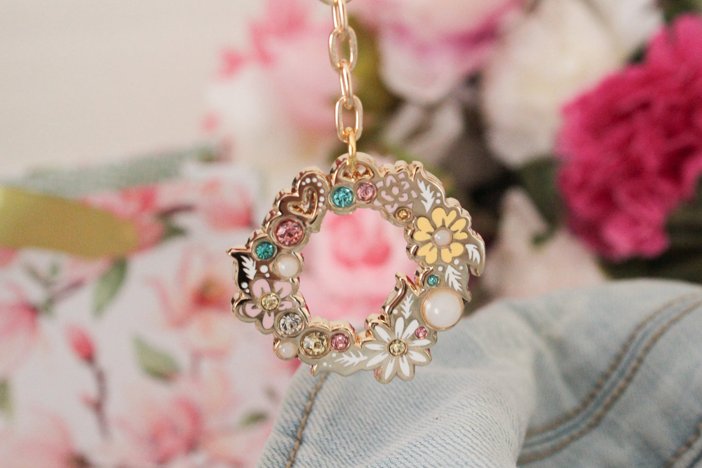 Golden Bloom: Round Floral Wreath Keychain with Rhinestones - Glamorous Nature-inspired Accessory