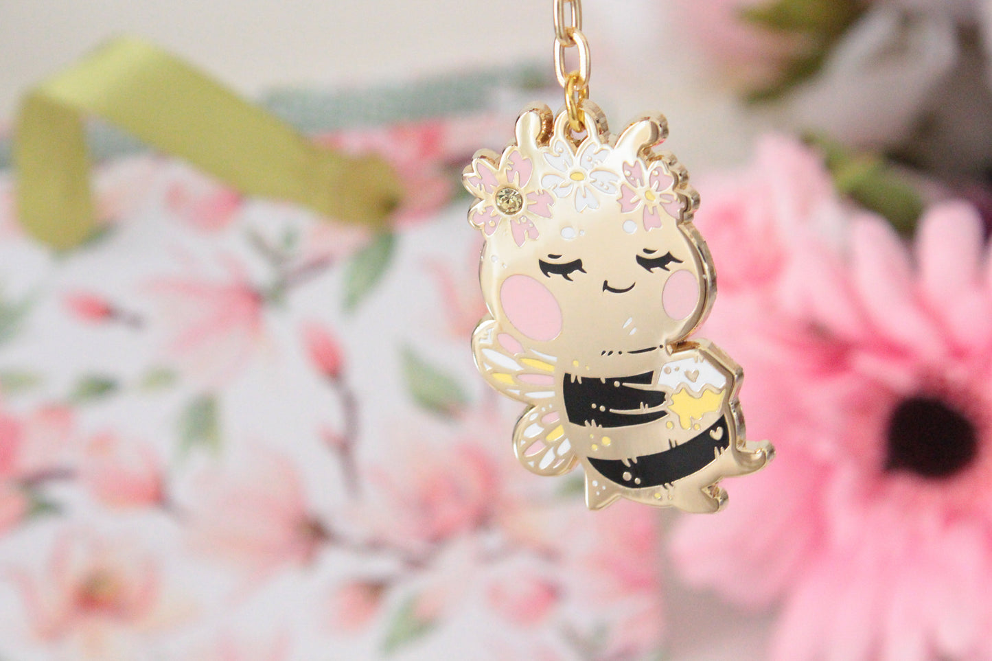 Golden Buzz: Cute Bee Keychain with Honeycomb - Stylish and Cute Accessory