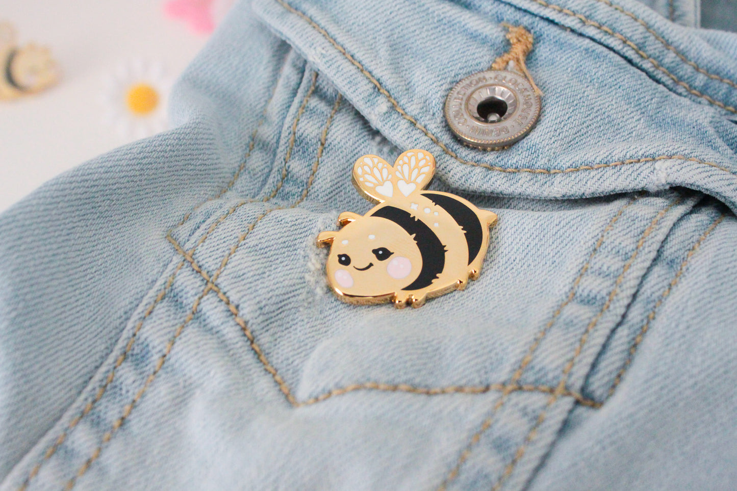 Cute and shiny bumblebee enamel pin "Honey" - Believe in Yourself - with glossy backing card