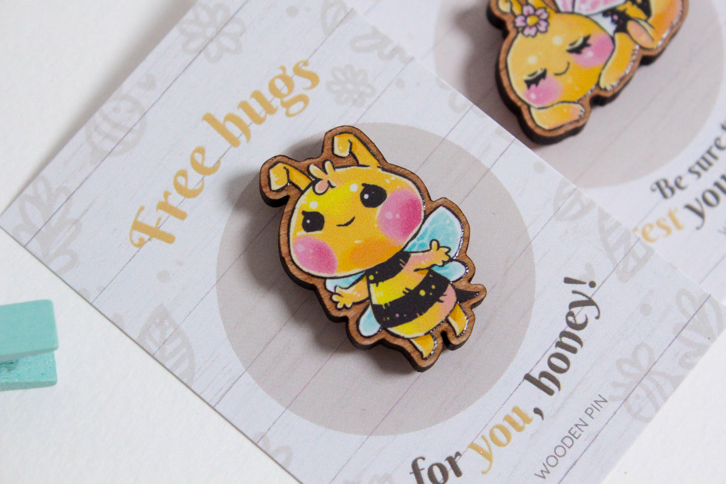 Bee Wooden Pin with Inspirational Quote - Free Hugs - Cute 3 cm Bee Motif Pins