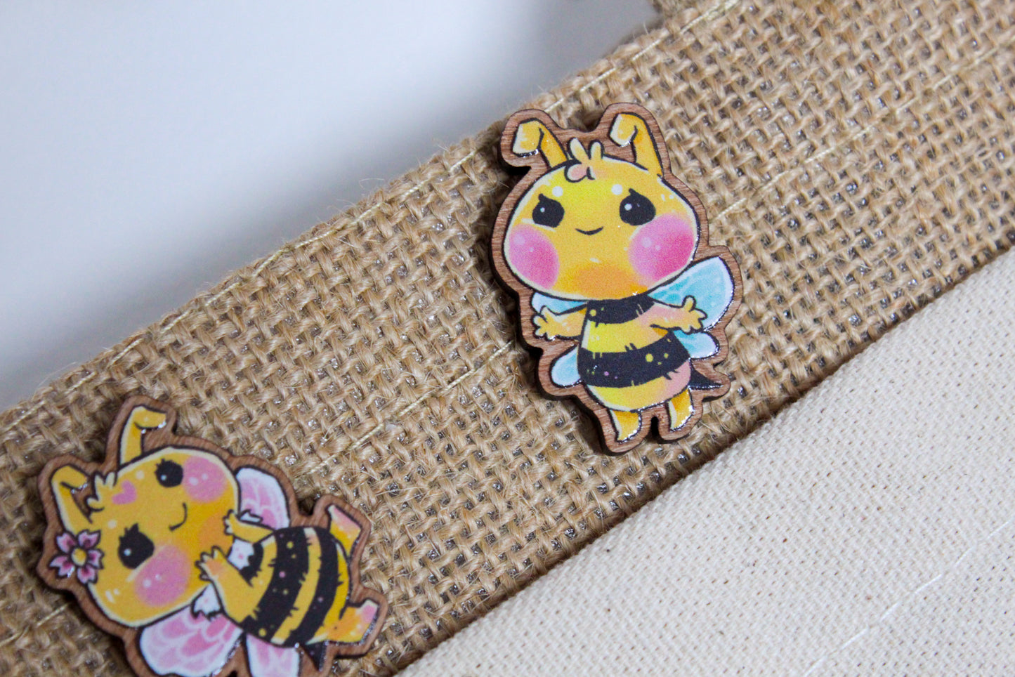 Bee Wooden Pin with Inspirational Quote - Free Hugs - Cute 3 cm Bee Motif Pins