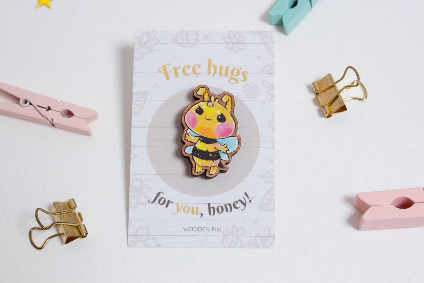 Bee Wooden Pin with Inspirational Quote - Free Hugs - Cute 3 cm Bee Motif Pins